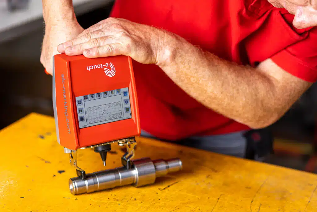 Operatore addetto alla marcatura che utilizza marcatore portatile ETOUCH di Sic Marking