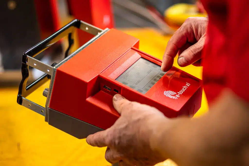 Vista ravvicinata del touchscreen dell’unità di marcatura a micropercussione portatile ETOUCH XL, utilizzato dall’operatore per selezionare e gestire i parametri di marcatura in modo intuitivo.