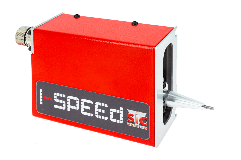 Macchina di marcatura a micropercussione i-Speed in configurazione compatta, ideale per integrazione su linee automatiche ad alta velocità.