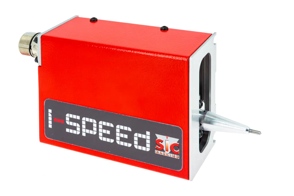 Macchina di marcatura a micropercussione i-Speed in configurazione compatta, ideale per integrazione su linee automatiche ad alta velocità.