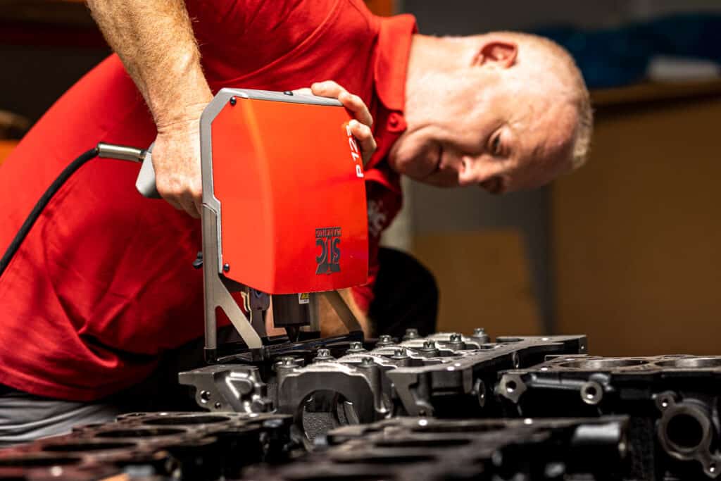 Operatore che utilizza Pistola di Marcatura a Micropercussione P123