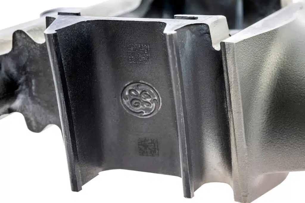 Pala turbina realizzata in lega speciale, destinata ad applicazioni nel settore aeronautico, con superficie marcata per garantire la tracciabilità del componente.