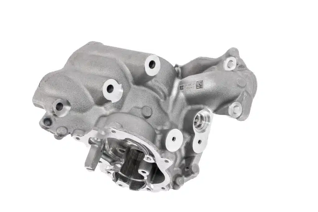 Dettaglio di una marcatura laser realizzata con XL-BOX su una superficie in alluminio, con codici alfanumerici e Data Matrix perfettamente leggibili.