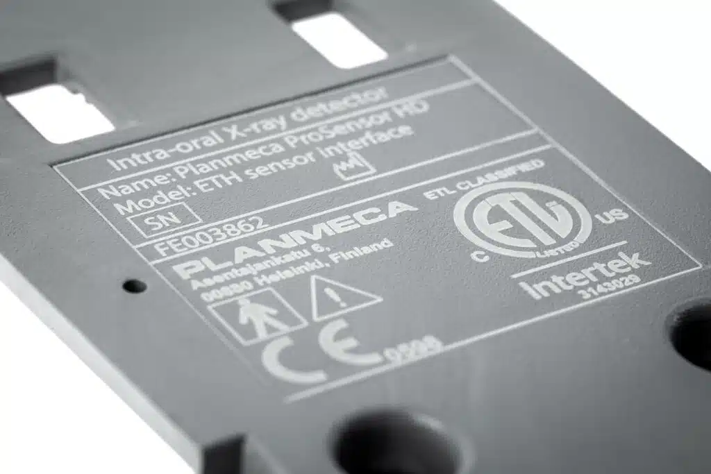 Esempio di marcatura laser su targhetta metallica realizzata con il marcatore laser tagmark