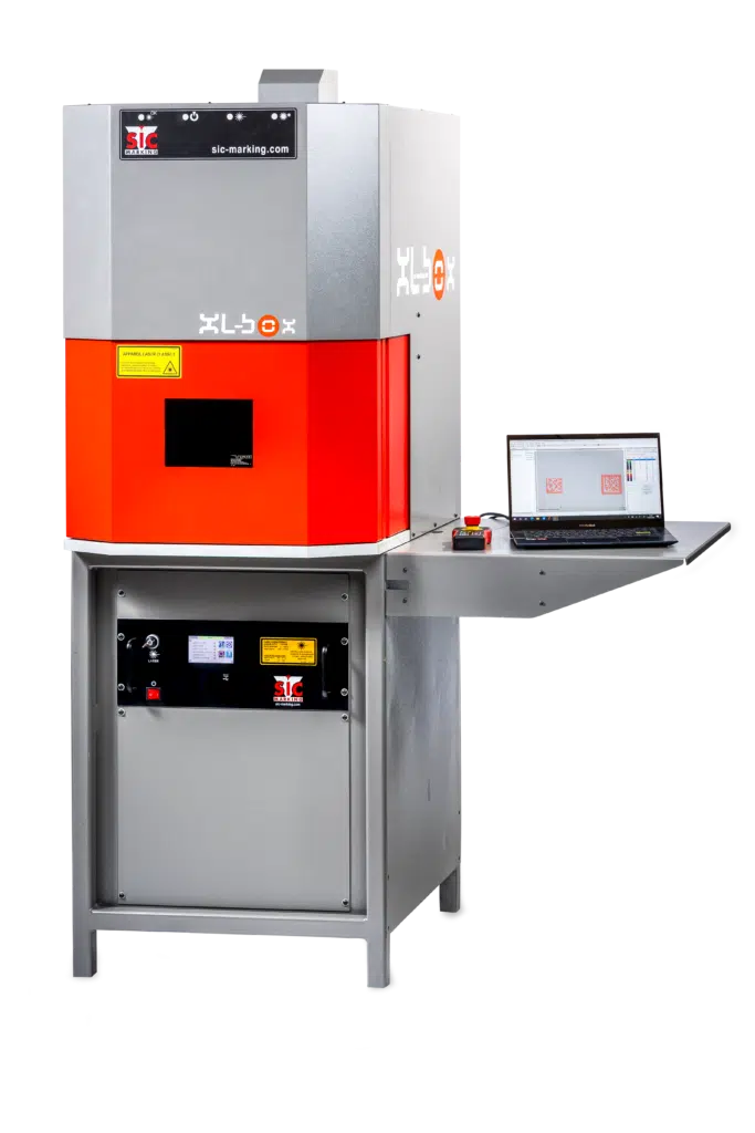 Marcatura su un pezzo tramite il pannello della XL-BOX, evidenziando l’ergonomia della struttura e l’interfaccia intuitiva del sistema