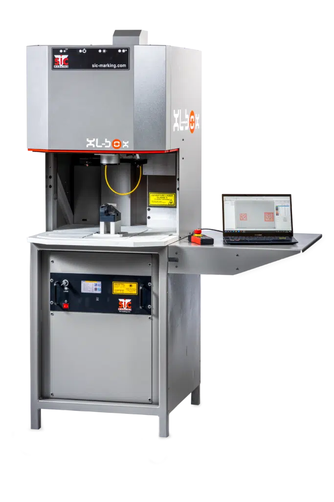 Vista frontale della stazione di marcatura laser XL-BOX, dotata di struttura robusta, sportello automatico e ampia area di lavoro per operazioni su piccole o grandi serie.