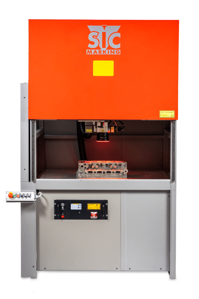 Dettaglio di una marcatura laser ad alto contrasto eseguita dalla XXL-BOX su un pezzo voluminoso in metallo, con codice Data Matrix ben visibile.