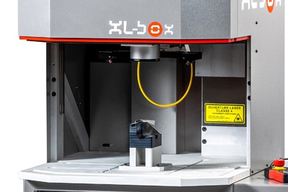 Marcatore laser XL-BOX pronto a marcare un oggetto