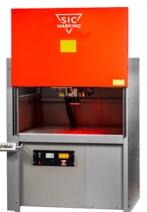 Vista frontale della macchina di marcatura laser XXL-BOX, progettata per lavorare su pezzi voluminosi grazie al suo ampio volume di marcatura e alla struttura robusta