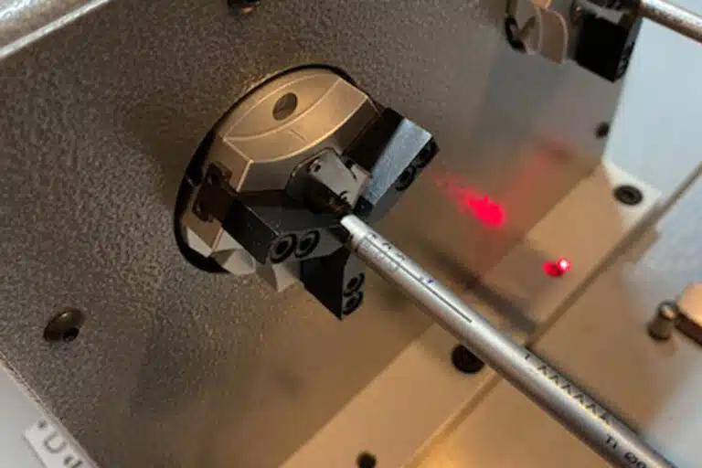 Marcatura laser su impianti medicali prima della piegatura
