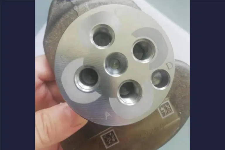 Aumento della rugosità di una superficie mediante laser per evitare lo svitamento dei bulloni