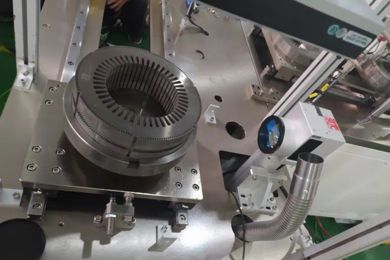 Marcatura laser del carter di un motore