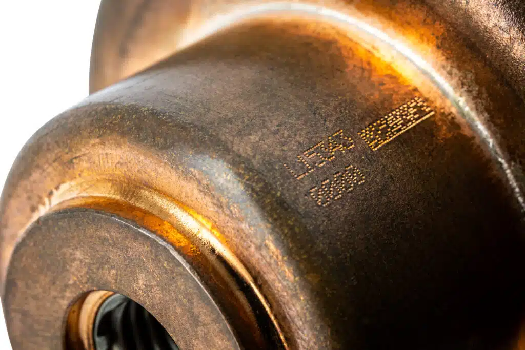 Componente in ceramica per apparecchiatura elettrica nel settore energetico, marcato per garantire tracciabilità e conformità tecnica.