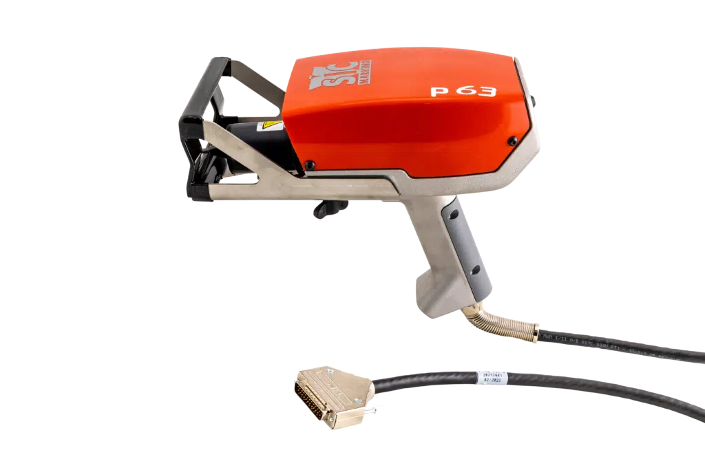 Macchina di marcatura a micropercussione P63 in azione, ideale per applicazioni portatili su superfici metalliche, garantendo incisioni profonde e leggibili anche in ambienti industriali difficili.