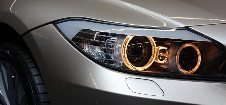 Marcatura laser nell’industria dell’illuminazione automobilistica: incisione e codifica di fari e luci