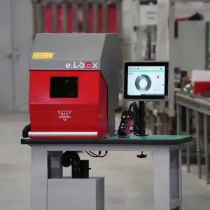 Produttore di soluzioni per la marcatura laser a fibra, specializzato in tecnologie avanzate per l’identificazione permanente e la tracciabilità dei componenti industriali.