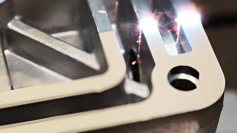 Oltre la marcatura: preparazione e trattamento della superficie con la tecnologia laser